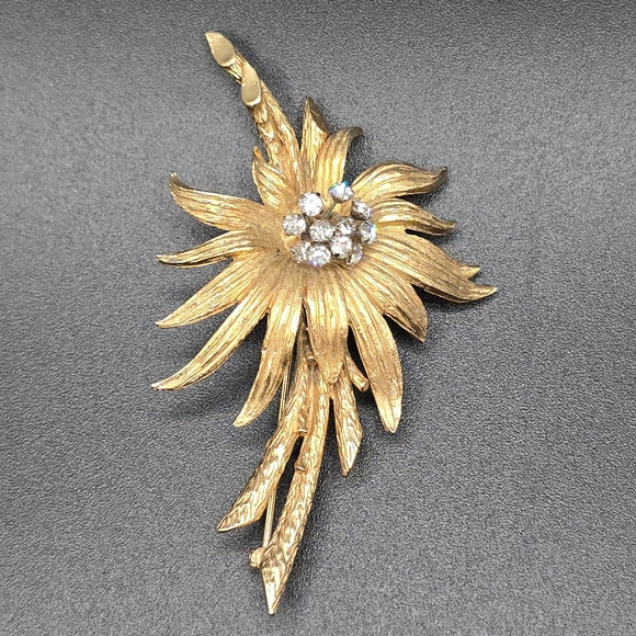 HAR Jewelry - VTG HAR Gold Tone Floral Spray Brooch Rhinestone Cluster Mid Century Flower